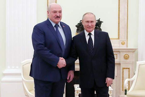 Путин (военный преступник) и Лукашенко ведут переговоры в Кремле