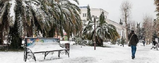 В Сочи из-за мокрого снега жители двух районов остались без света