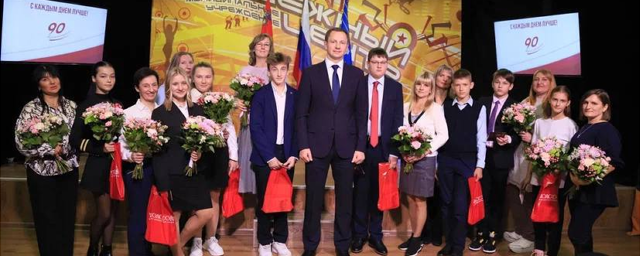 Глава г.о. Красногорск Дмитрий Волков вручил паспорта юным жителям округа