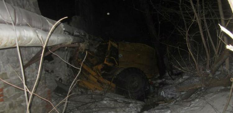 В Уфе грейдер на скорости снес забор и опрокинулся в овраг