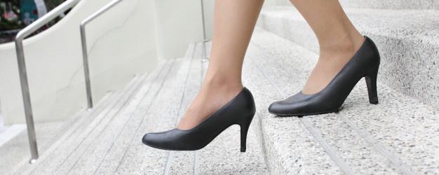 В Новосибирске жильцы дома запретили женщинам стучать каблуками