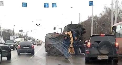 В Рязани на Московском шоссе у грузовика перевернулся прицеп