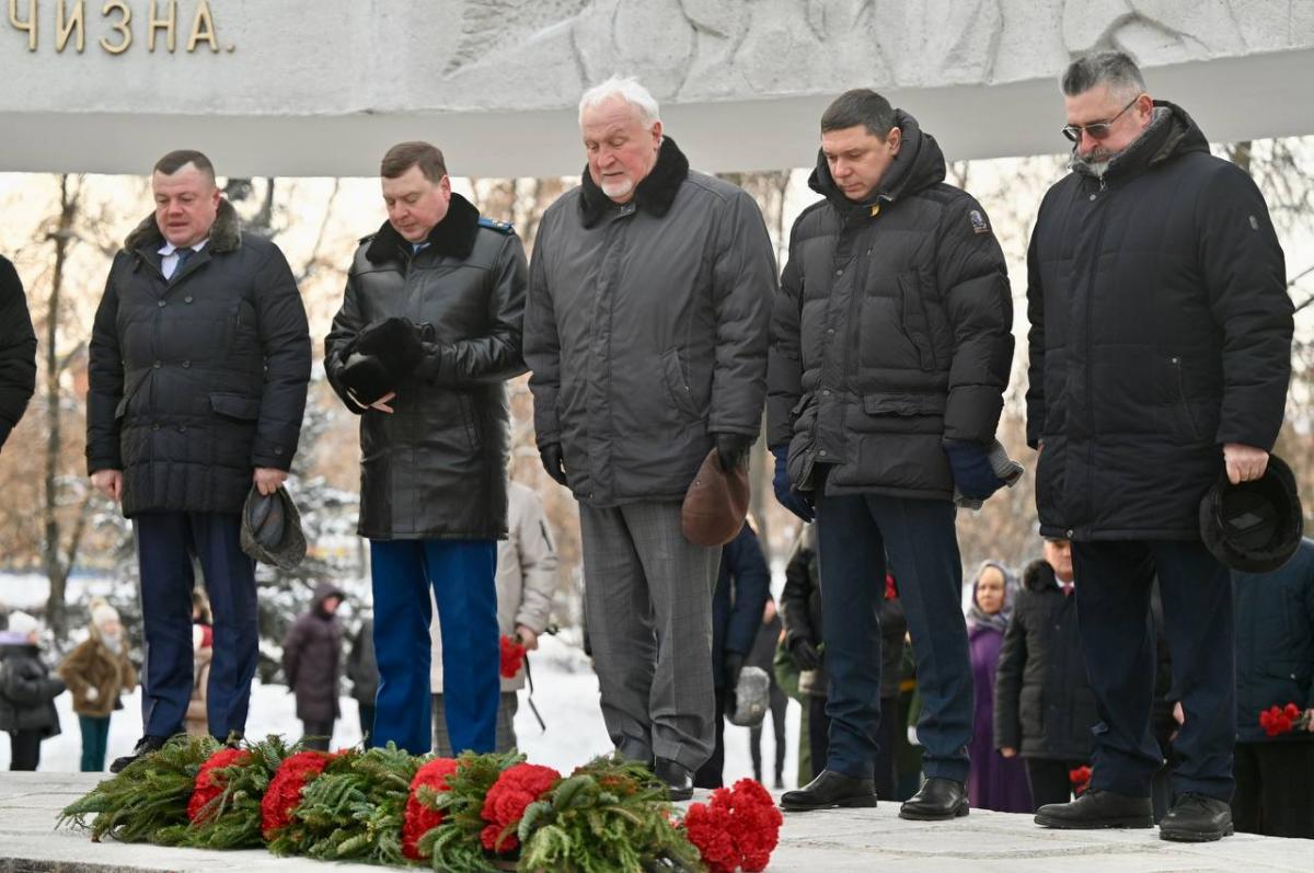 Спикер Тамбовской областной Думы Евгений Матушкин возложил цветы к Вечному огню на Соборной площади в честь 82-й годовщины снятия блокады Ленинграда