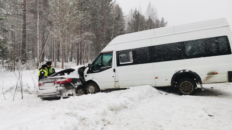 Под Екатеринбургом в аварии с микроавтобусом погибла женщина