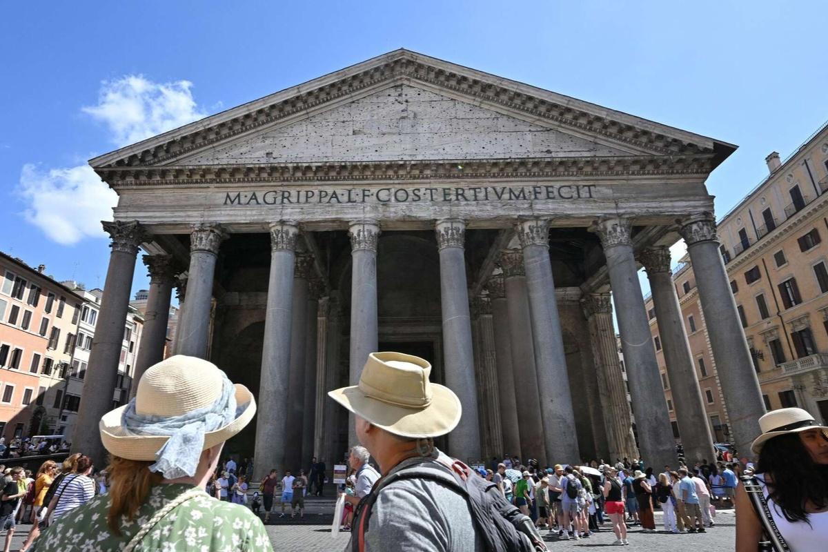 Японский турист разбился в Риме, пытаясь сделать селфи в Пантеоне