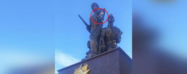 В Новороссийске от памятника воинам-малоземельцам откололась выступающая часть