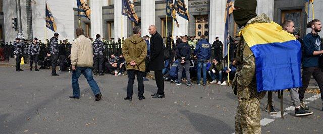 Митингующие возле Рады выложили конфетами послание Порошенко