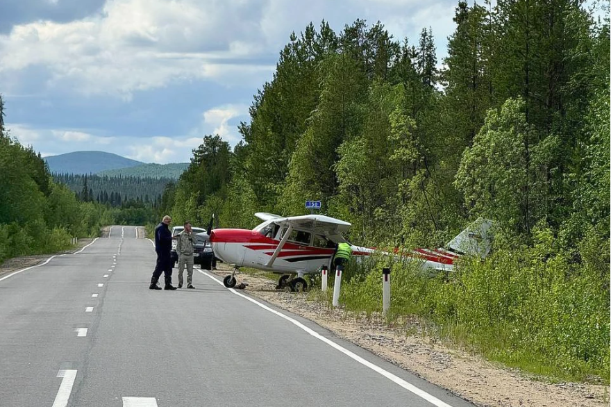 Легкий самолет совершил аварийную посадку на трассу в Мурманской области
