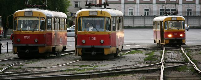 В Барнауле во время вечерней смены на маршруте умерла кондуктор трамвая