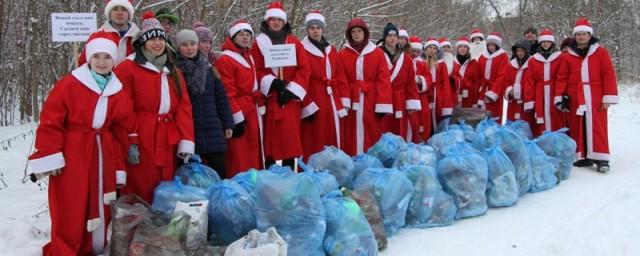 Деды Морозы убирали мусор на улицах Рыбинска