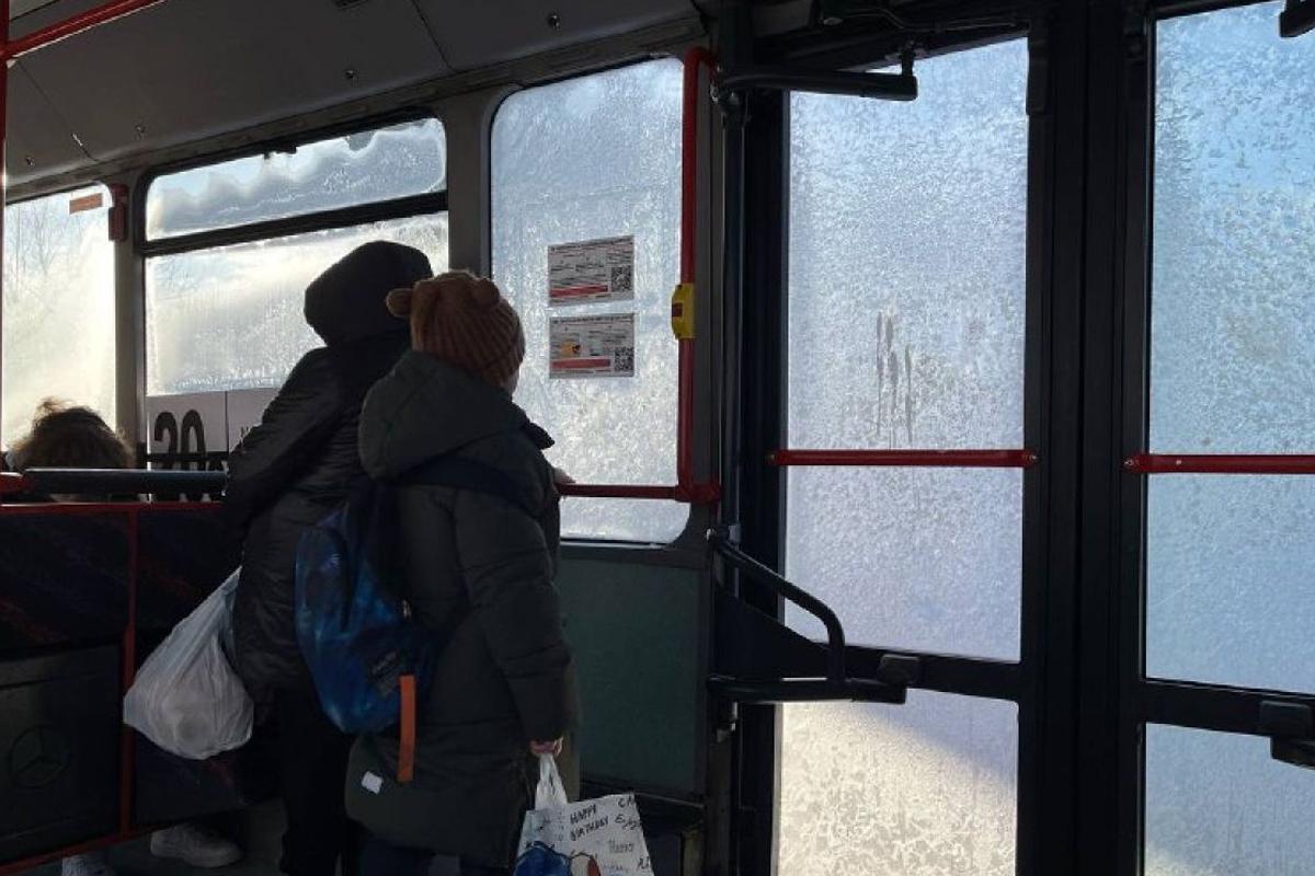 В Ливнах дети по 40 минут мёрзнут на остановках, ожидая общественный транспорт