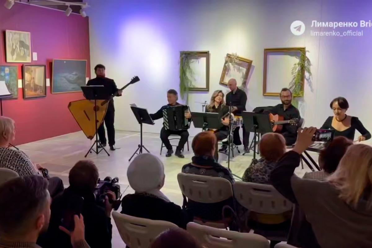 Губернатор Валерий Лимаренко посетил творческий вечер «Поющий музей» в Сахалинском областном художественном музее