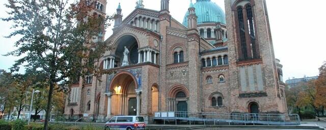 В Вене 50 человек напали на церковь и разбили утварь