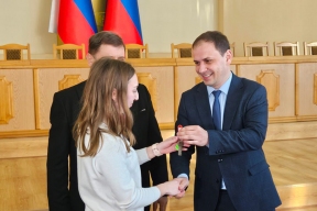 Глава Алчевского округа Альберт Апшев вручил людям ключи от 68 служебных квартир