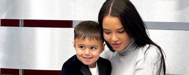 Анастасия Решетова показала, как сын поздравил ее с днем рождения