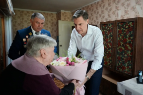 Глава Котельников Михаил Соболев поздравил жительницу блокадного Ленинграда Любовь Спиридонову с Днем Победы и вручил ей знак «Почетный ветеран Подмосковья»
