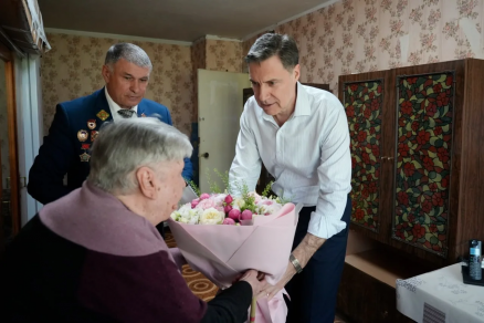 Глава Котельников Михаил Соболев поздравил жительницу блокадного Ленинграда Любовь Спиридонову с Днем Победы и вручил ей знак «Почетный ветеран Подмосковья»
