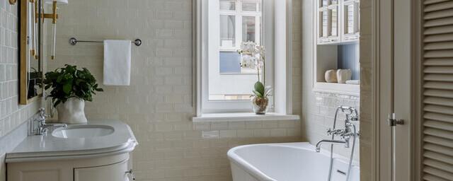 Дизайнеры рассказали, как оформить окно в ванной комнате