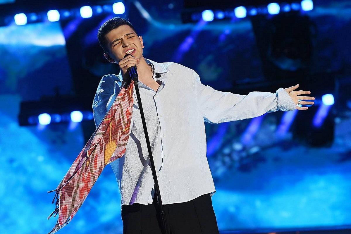 Певец Акмаль отказался брать подарок от зрителя из-за цвета упаковки