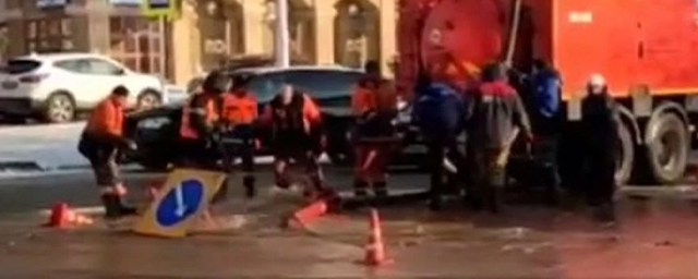 В Уфе на перекрестке улиц Ветошникова и Кирова прорвало колодец с водой