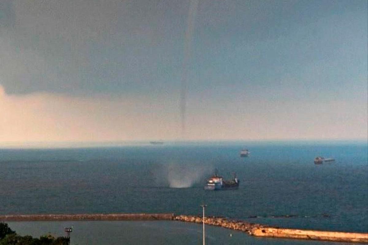 Жители Туапсе заметили смерч у берега Черного моря