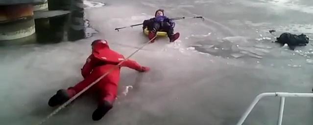 Во Владивостоке спасатели помогли провалившемуся под лед лыжнику