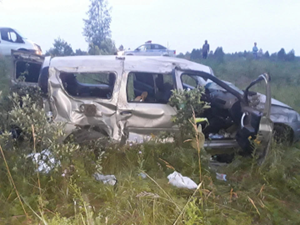 Под Смоленском на высокой скорости LADA Largus перевернулась в кювет, унеся жизнь 21-летнего парня