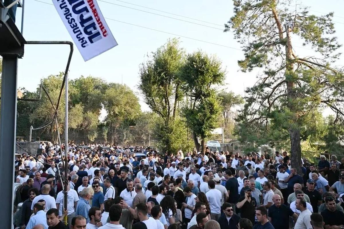 Пять тысяч человек за полтора месяца присоединились к движению бизнесмена Карапетяна в Армении