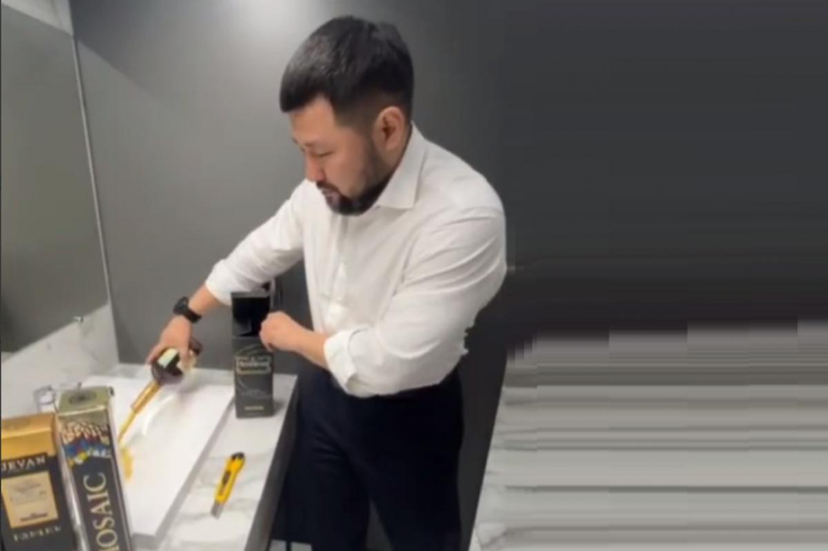 Мэр Якутска показал, что делает с подаренным алкоголем