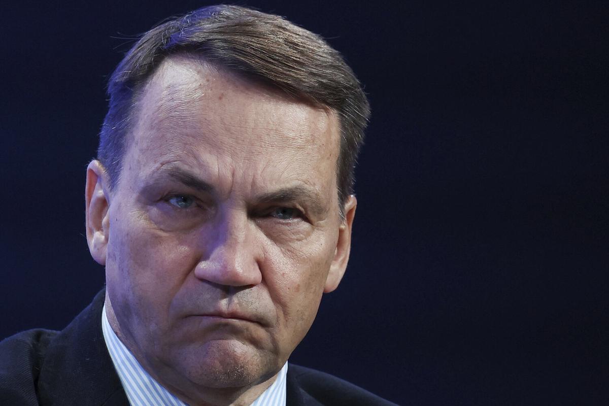 Сикорский призвал разговаривать с Россией, как Рейган с Горбачёвым