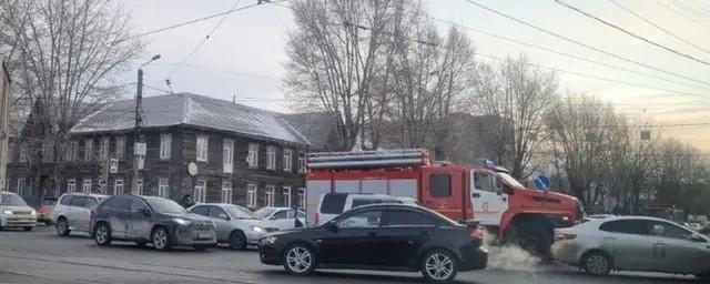 В Новосибирске с пожарной машиной столкнулся легковой автомобиль