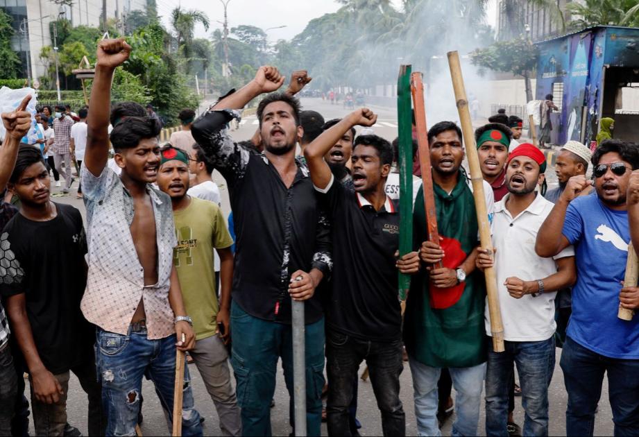 Массовые беспорядки в Бангладеш: Тысячи протестующих штурмовали тюрьму, сотни заключенных сбежали
