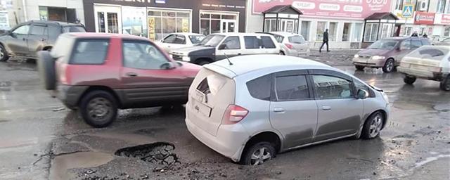 В Новосибирской области колеса автомобиля провалились в асфальт