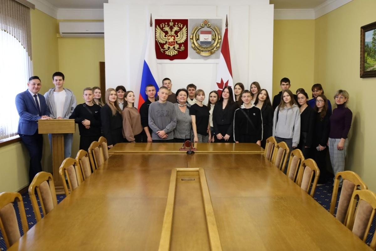 Со старшеклассниками Дубенского района провели встречу в Госсобрании