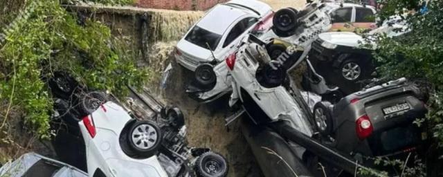 В Сочи десяток автомобилей смыло потоком воды из-за ливней