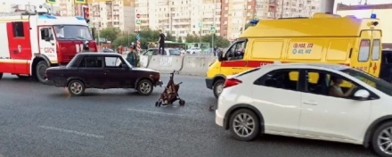 В Тюмени мотоциклист сбил маму с коляской, ребенок в реанимации