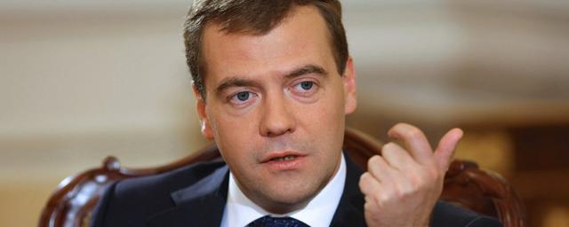 В России могут усложить получение работы мигрантами — Медведев