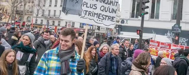 Во Франции на акцию протеста против пенсионной реформы вышли 480 тысяч человек