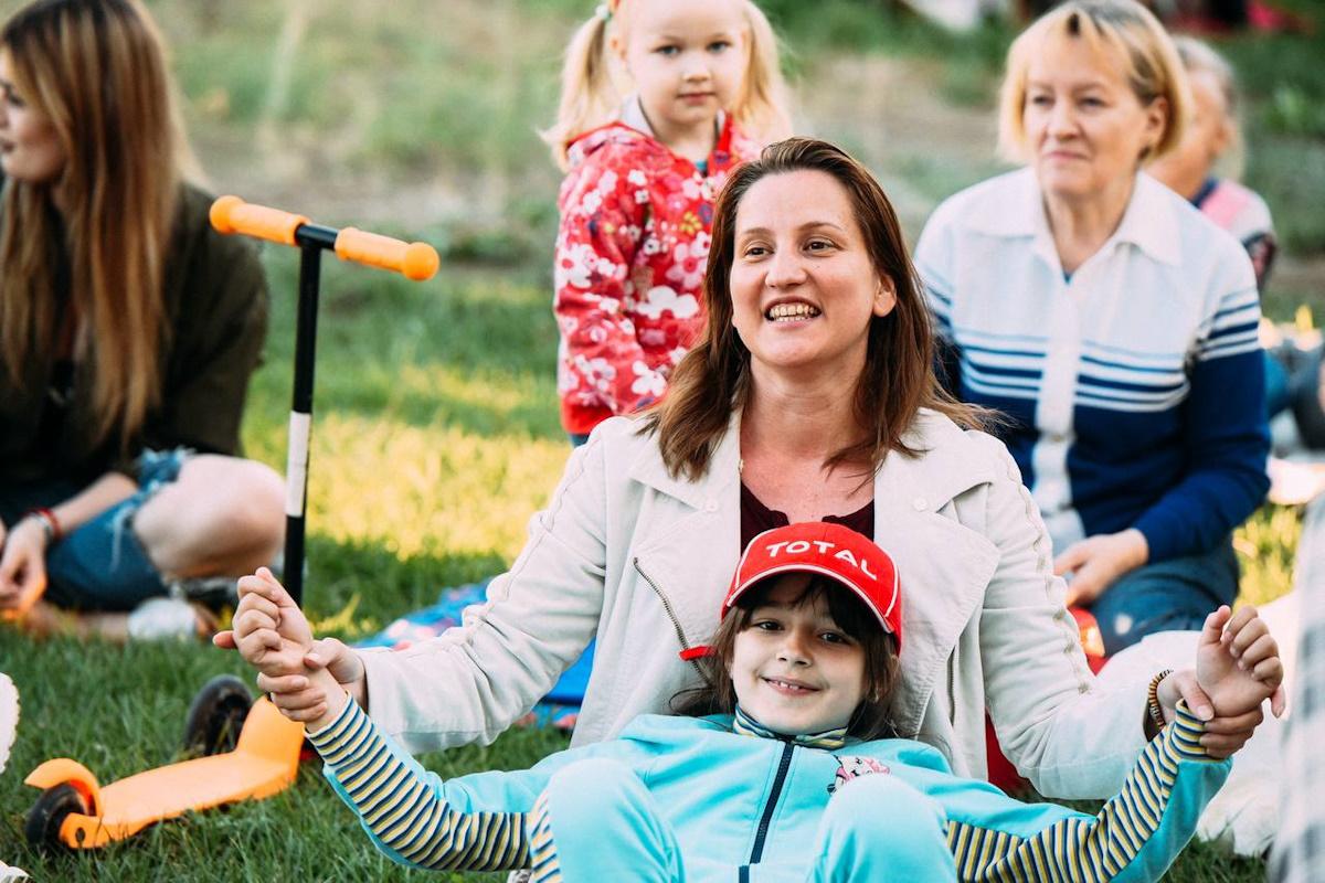 Председатель Думы Астраханской области Игорь Мартынов поздравил жительниц региона с Днем матери