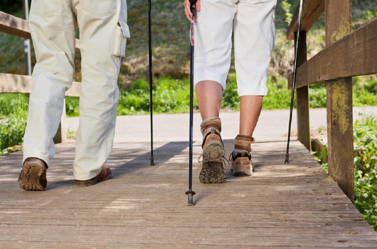 Шаткая походка сигнализирует о дефиците витамина В12, а укорачивание шагов - о возможном начале болезни Паркинсона