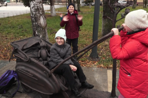 В Дубне открыли памятник гагаринской коляске