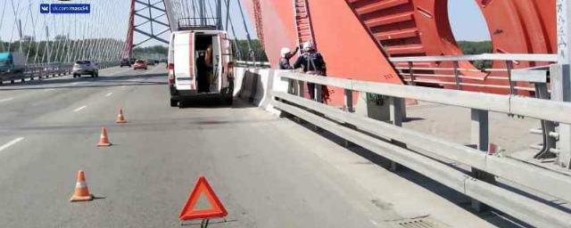 Новосибирские спасатели спугнули сидящего на арке Бугринского моста мужчину