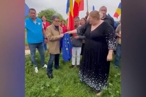 «Не свинство дня Европы»: румынский евродепутат разорвала флаг ЕС и призвала праздновать независимость