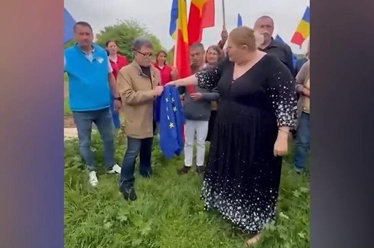 «Не свинство дня Европы»: румынский евродепутат разорвала флаг ЕС и призвала праздновать независимость