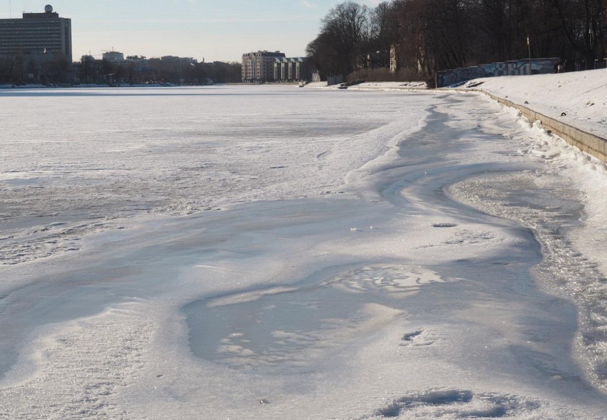 Жителей Подмосковья предупредили о хрупком льде на водоемах