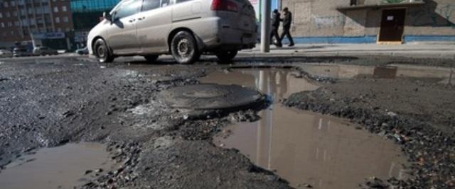 В Новосибирске 8-летний ребенок упал в двухметровую яму на тротуаре