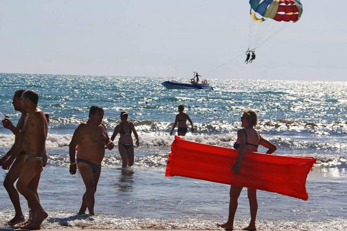 Российские туристы в Турции обратились за медпомощью из-за «солнечной» аллергии