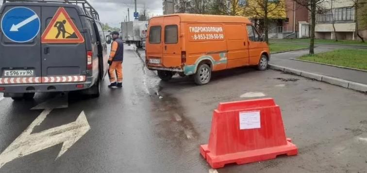 Жителей Пскова просят убрать транспорт из парковочных карманов на Завеличье
