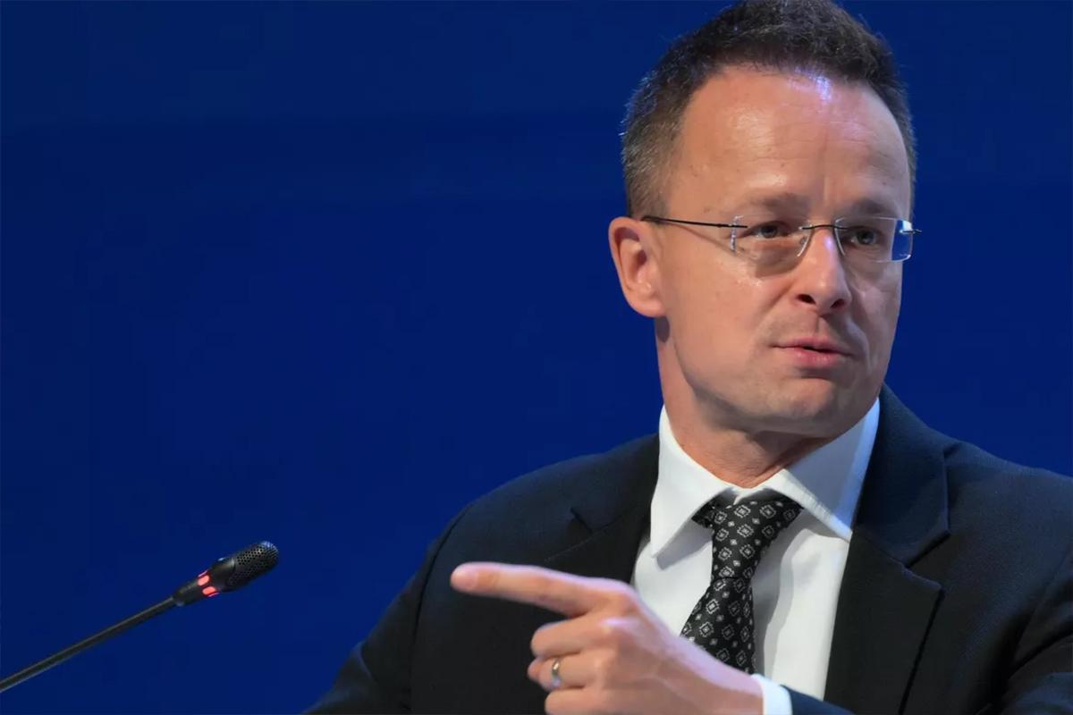 Сийярто заявил о подготовке Европы к войне с Россией