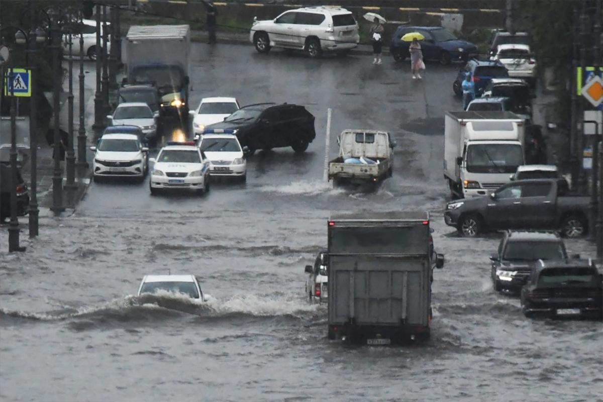 Около 100 единицы спецтехники работают во Владивостоке на ликвидации последствий непогоды
